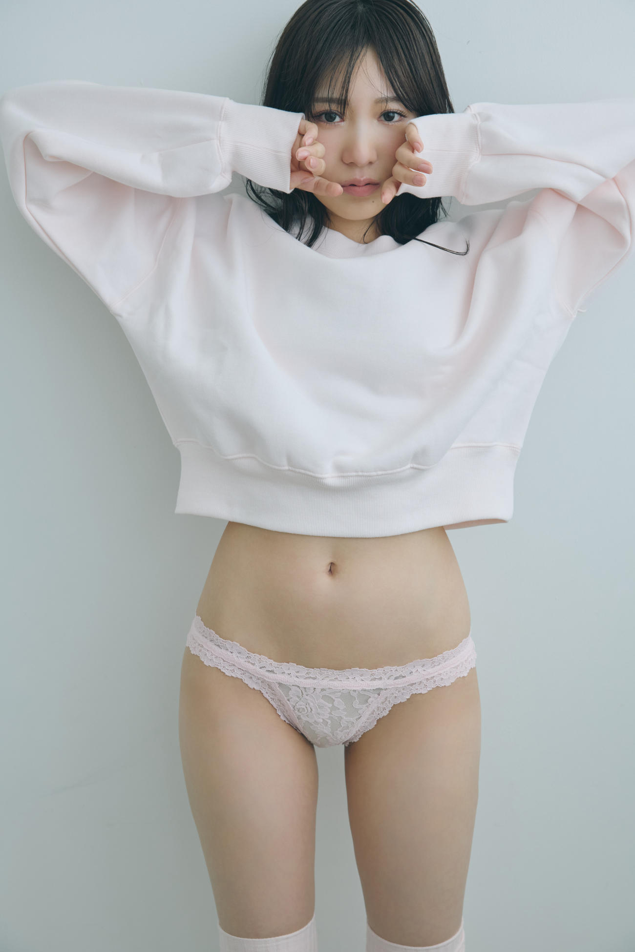 「週刊プレイボーイ」のグラビアに登場している横野すみれ(C)集英社／高橋慶佑