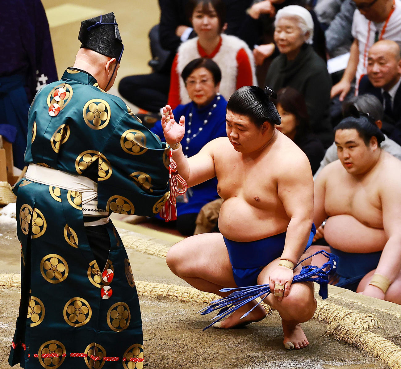 初場所9日目　狼雅をはたき込みで破り懸賞金を受ける藤ノ川（2026年1月19日撮影）