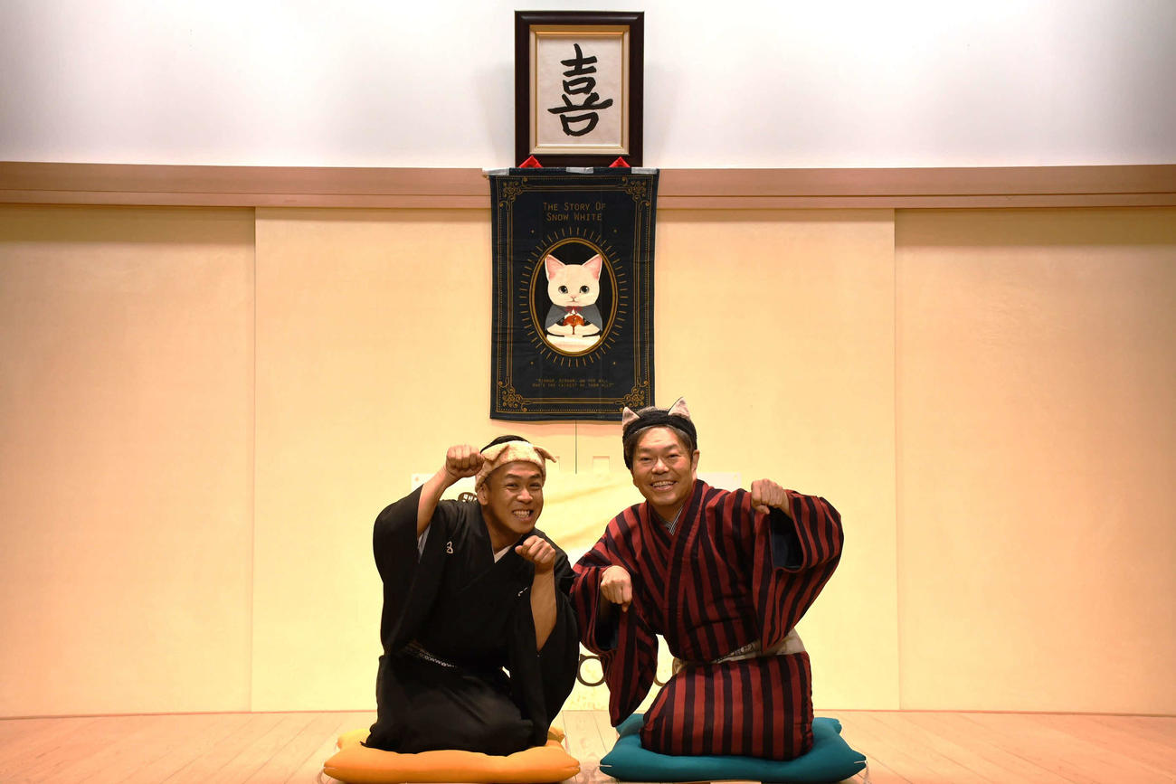 「猫LOVEウィーク」の会見に出席した月亭遊方（右）と桂米紫（撮影・阪口孝志）
