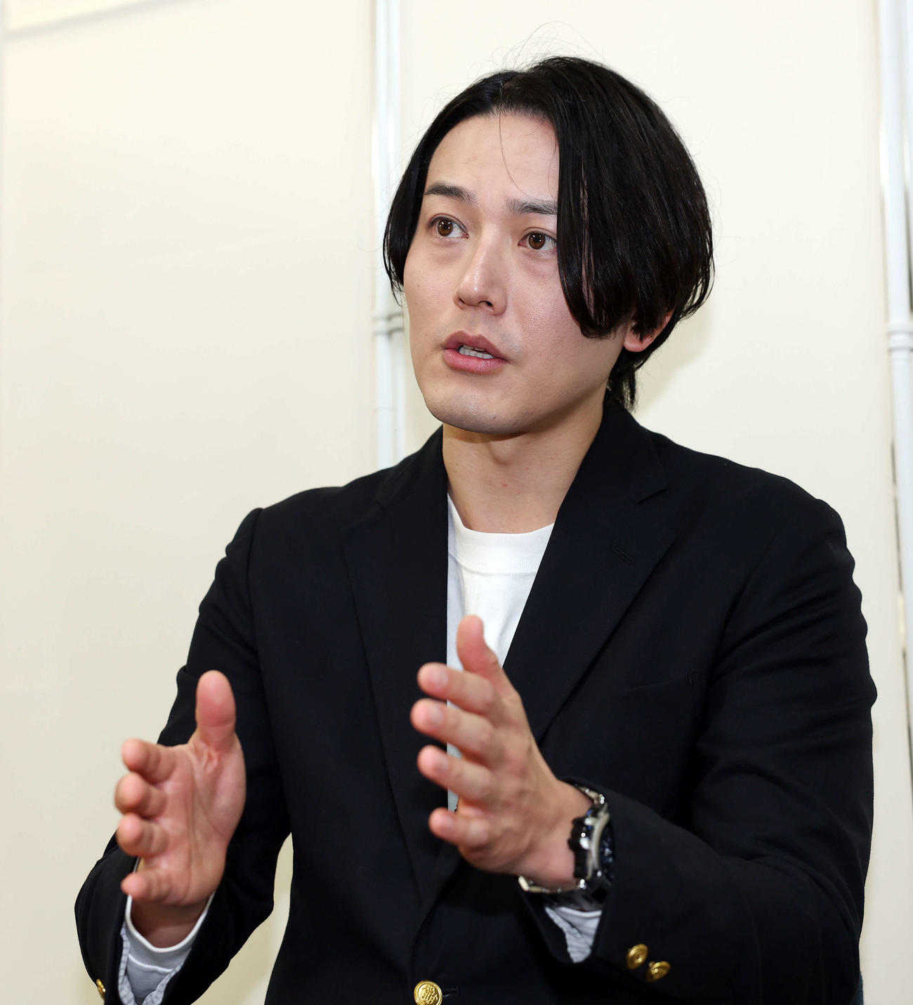 映画「怪獣天国」で主演を務める蕨野友也（撮影・宮地輝）
