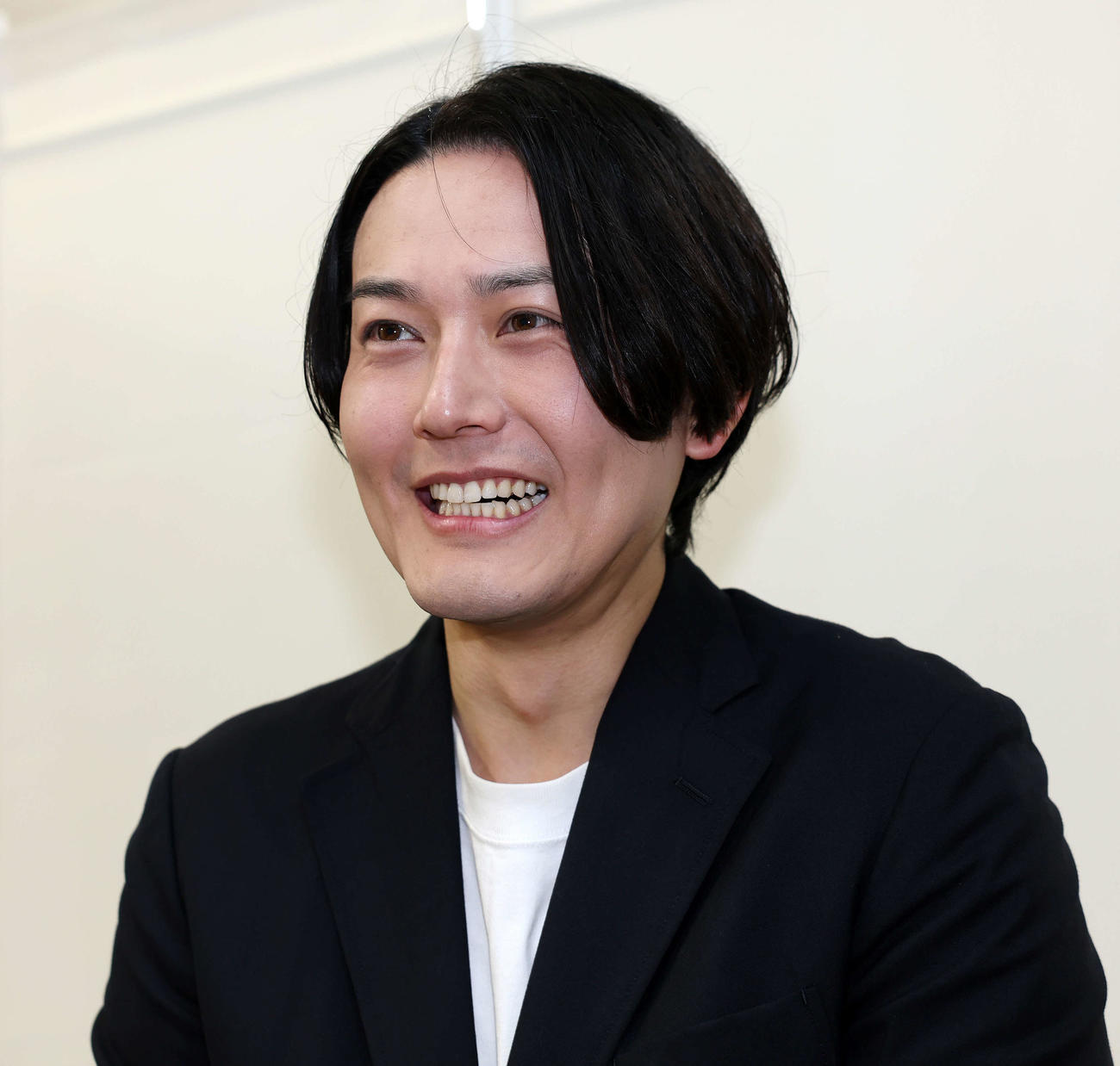 映画「怪獣天国」で主演を務める蕨野友也（撮影・宮地輝）