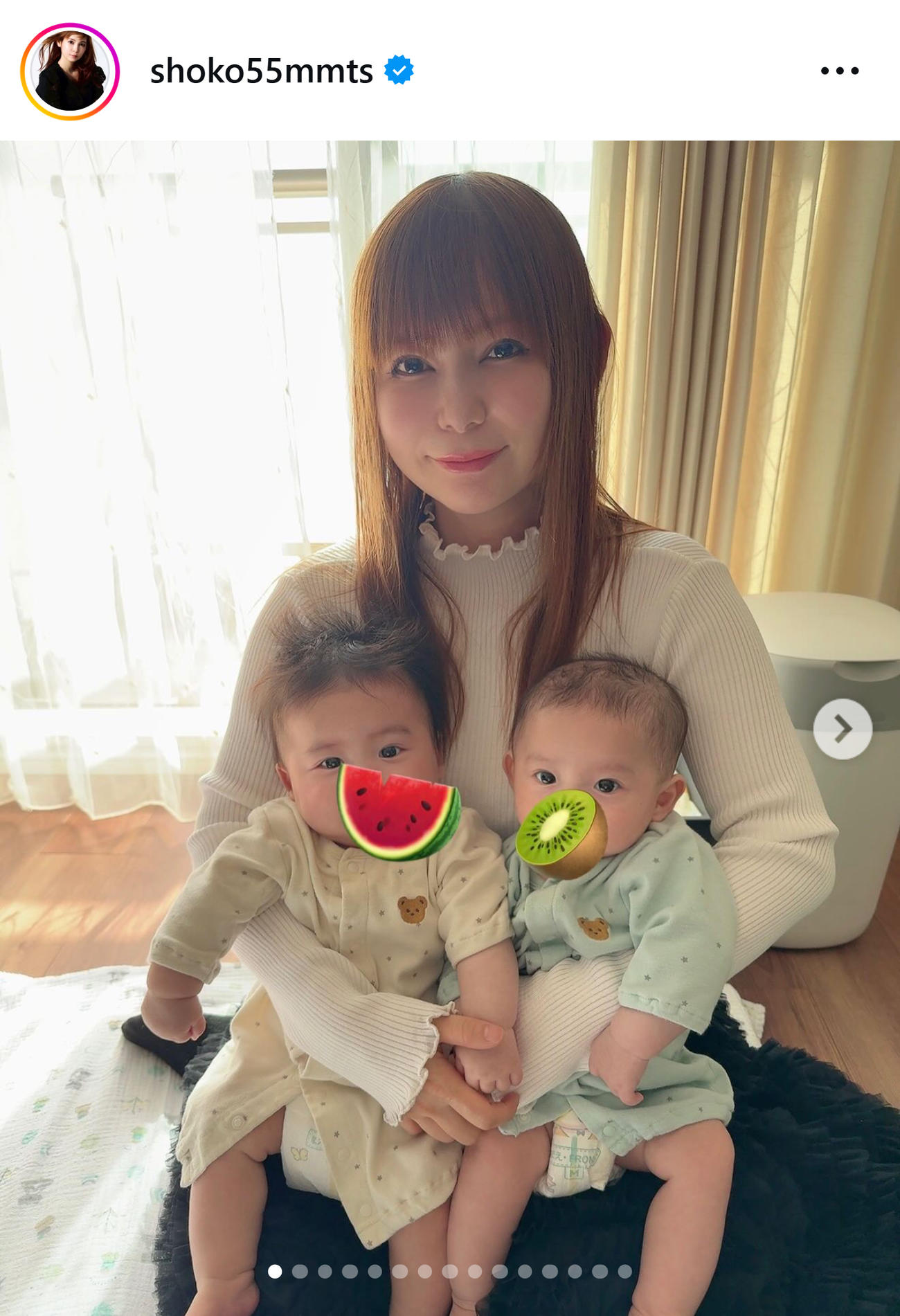 双子を抱っこする中川翔子（中川翔子のインスタグラムから）