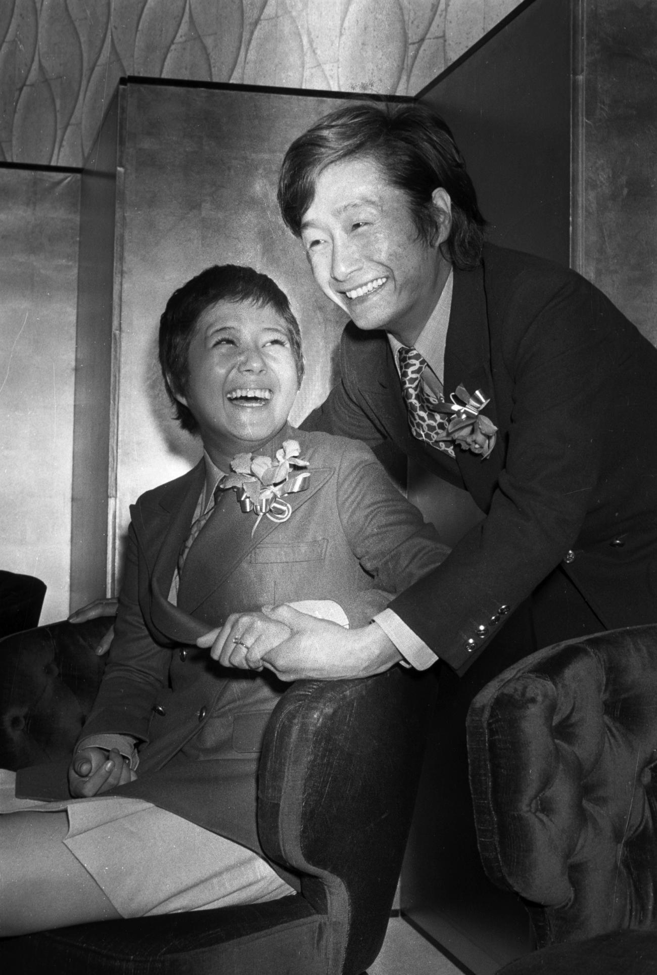 テレビタレントの長沢純が、川口晶と婚約し発表した。晶の両親川口松太郎、三益愛子が結婚に反対のため会場には姿を見せなかった（1970年9月撮影）