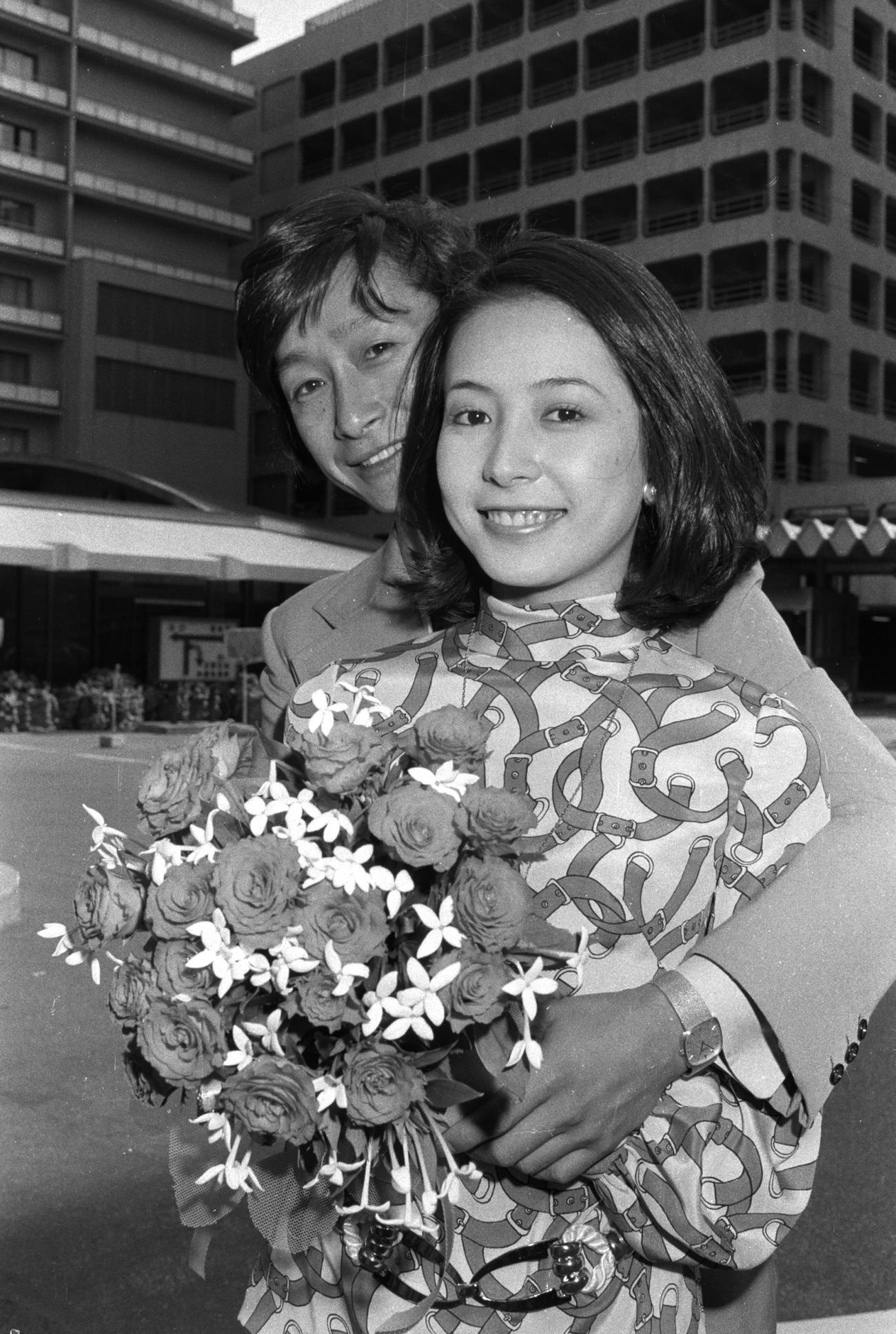 角田加菜子さんと婚約を発表した長沢純（1975年10月撮影）