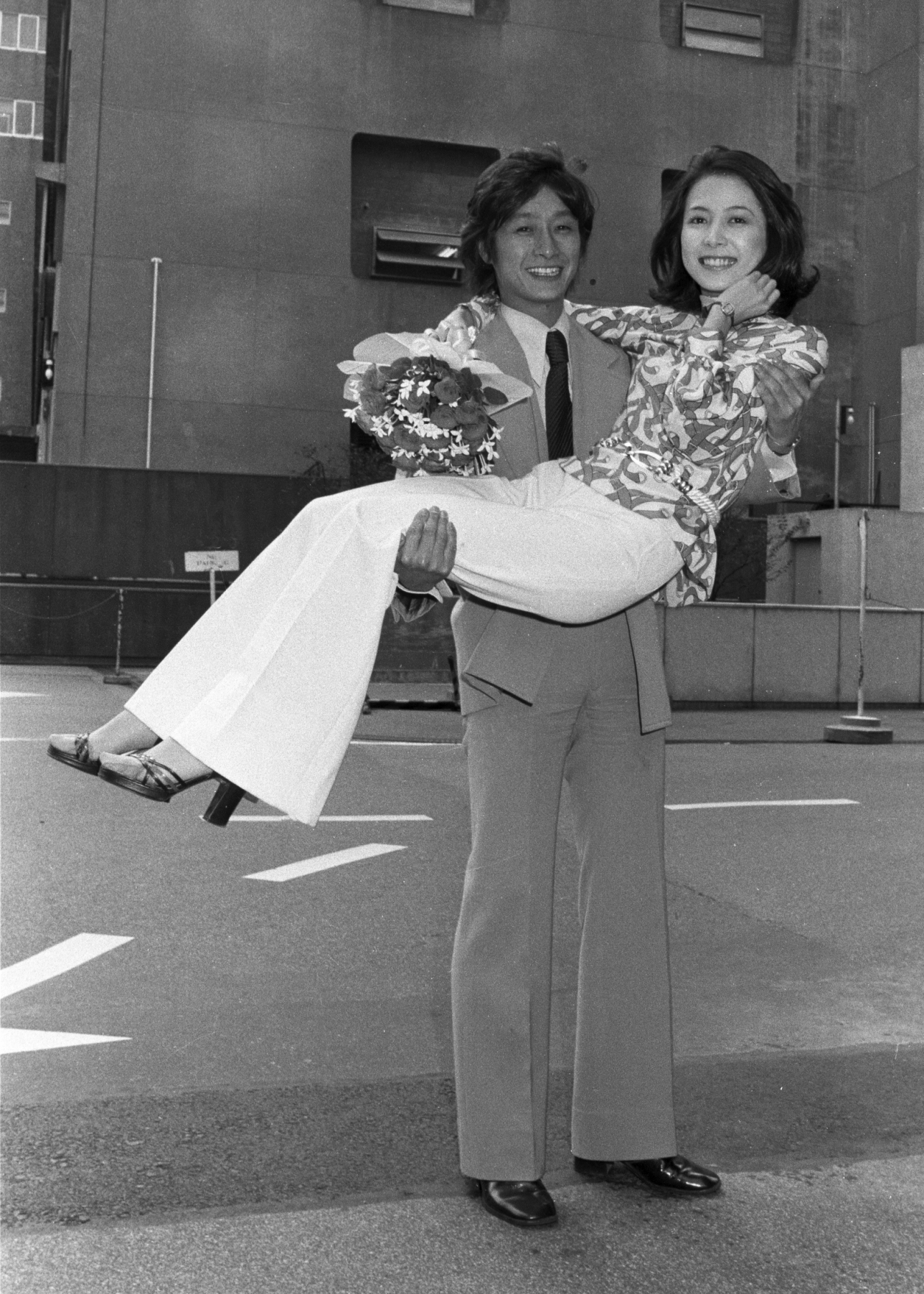 角田加菜子さんと婚約を発表した長沢純（1975年10月撮影）