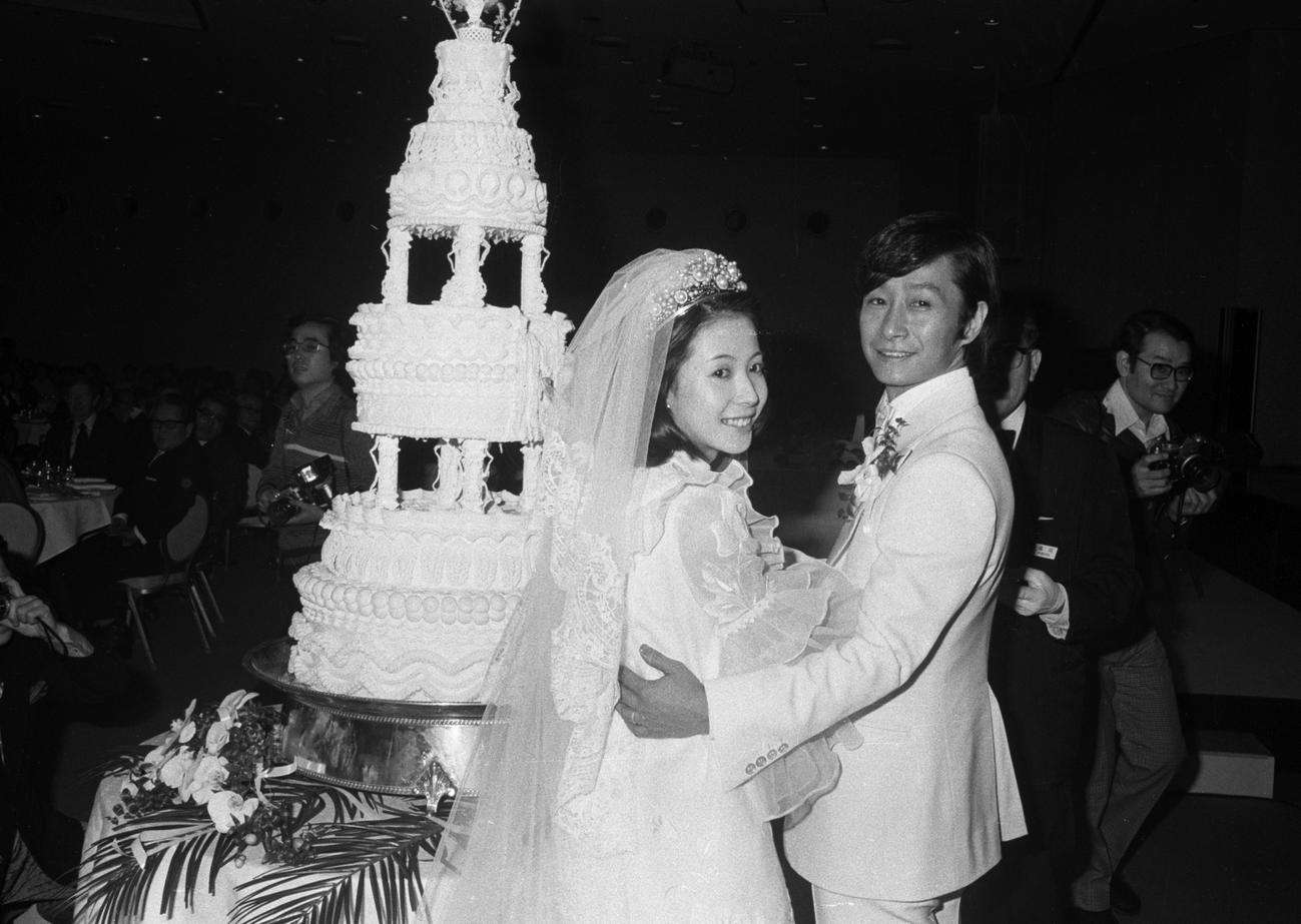 角田加菜子さんと結婚式をあげた長沢純。ウエディング・ケーキを前に幸せいっぱいといった2人（1975年11月撮影）