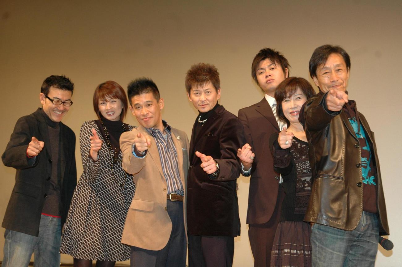 浅草公会堂「第二回たいとう下町映画祭」で舞台あいさつを行った香月秀之監督、櫛山晃美、柳沢慎吾、哀川翔、高田宏太郎、宮下順子、長沢純（2007年12月撮影）