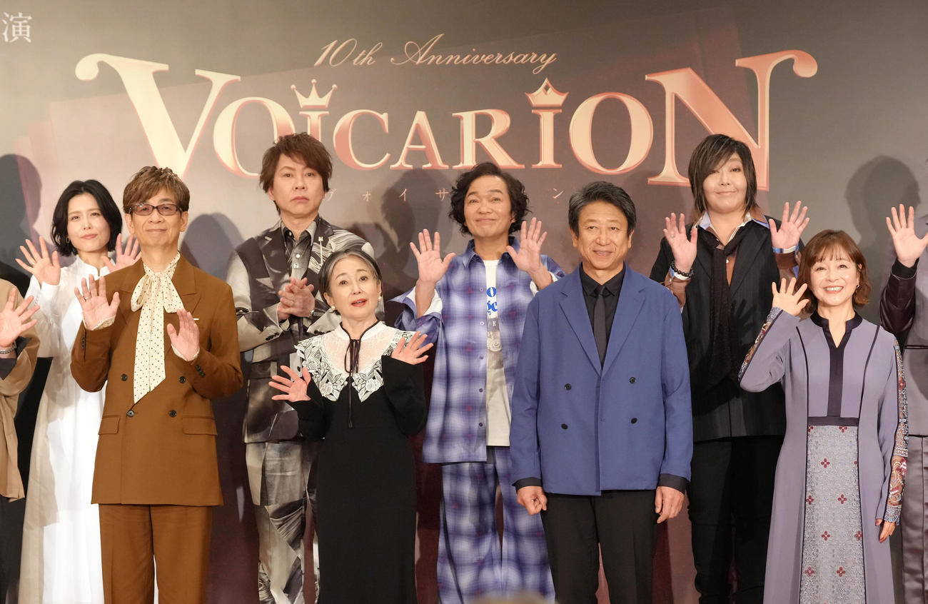 会見に登壇した、前列左か山寺宏一、竹下景子、井上和彦、日髙のり子ら（撮影・足立雅史）