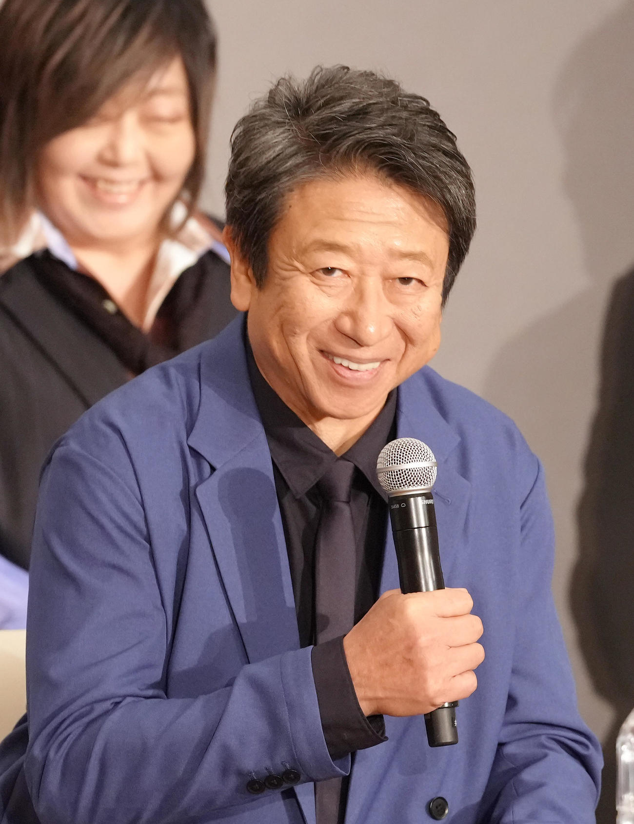 会見に登壇した井上和彦（撮影・足立雅史）