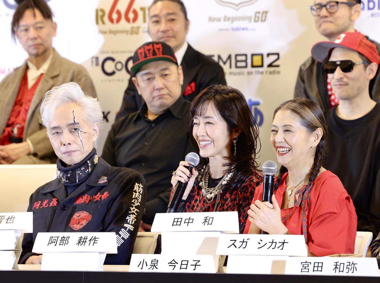 記者の質問に答える小泉今日子（手前右）と早見優。同左は大槻ケンヂ（撮影・河田真司）