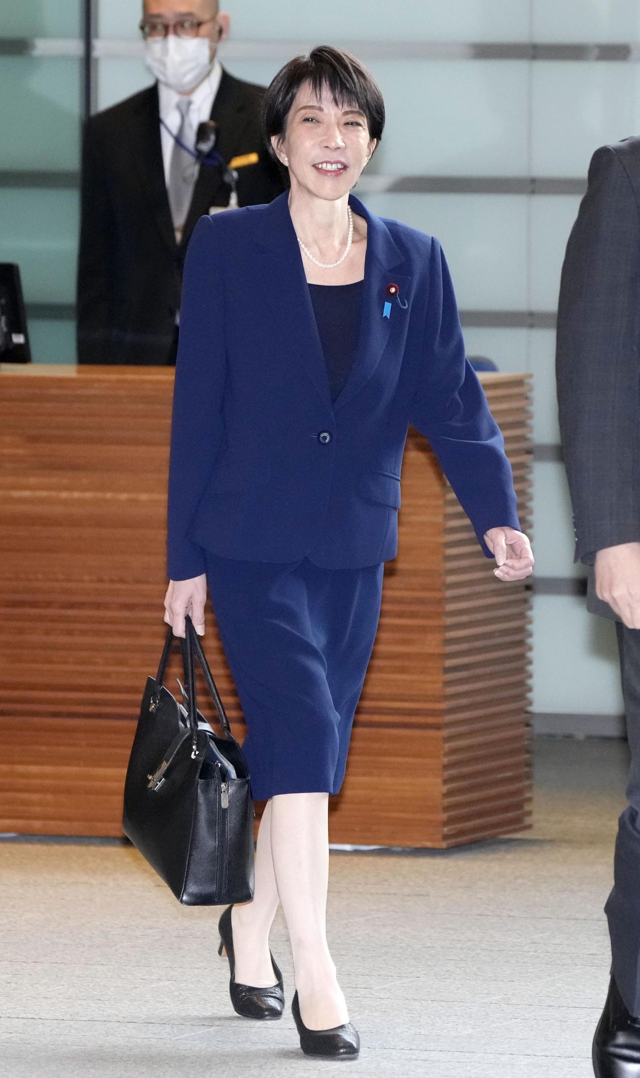 首相官邸に入る高市首相（共同）