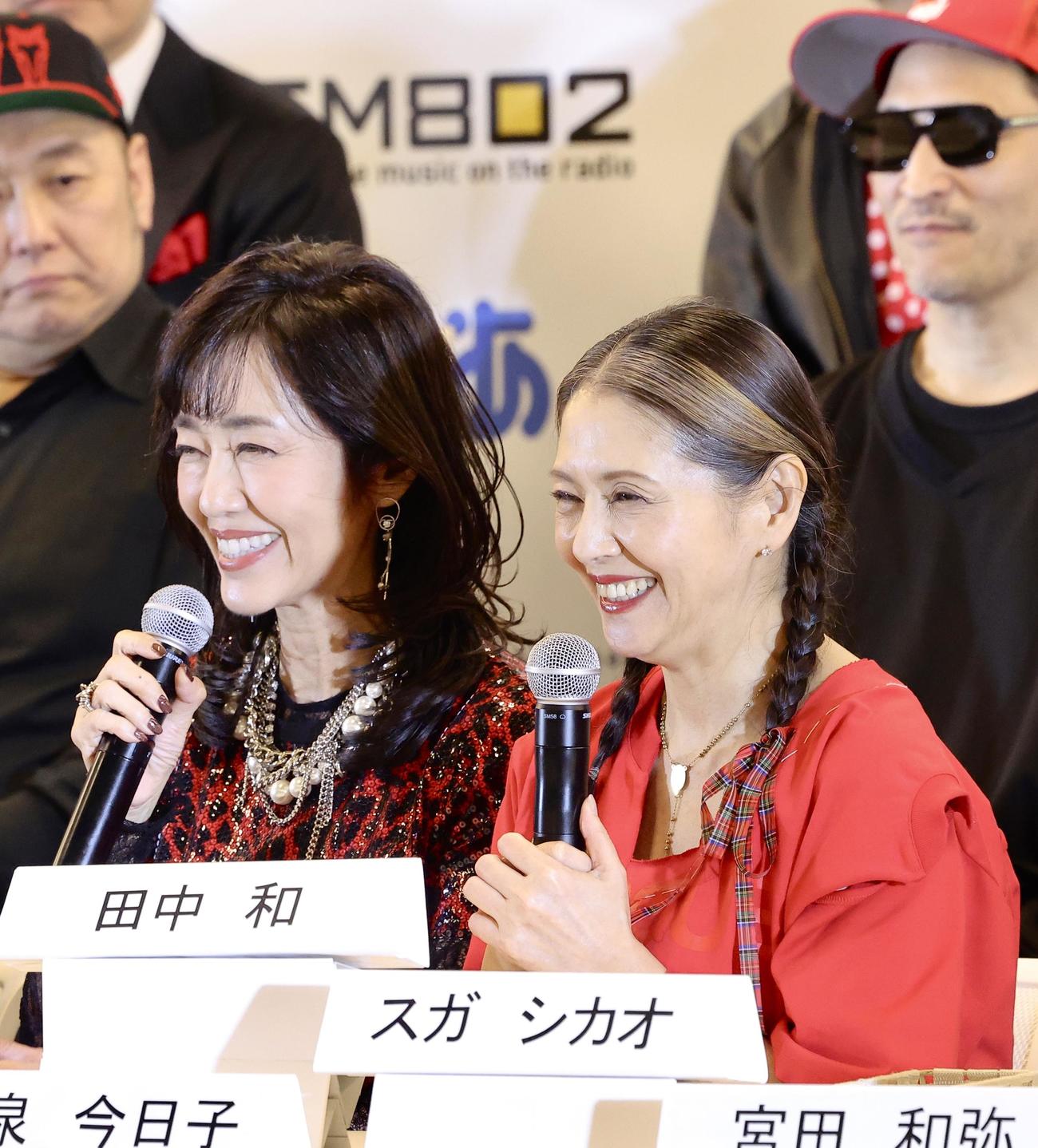 笑顔で記者の質問に答える早見優（左）と小泉今日子（撮影・河田真司）