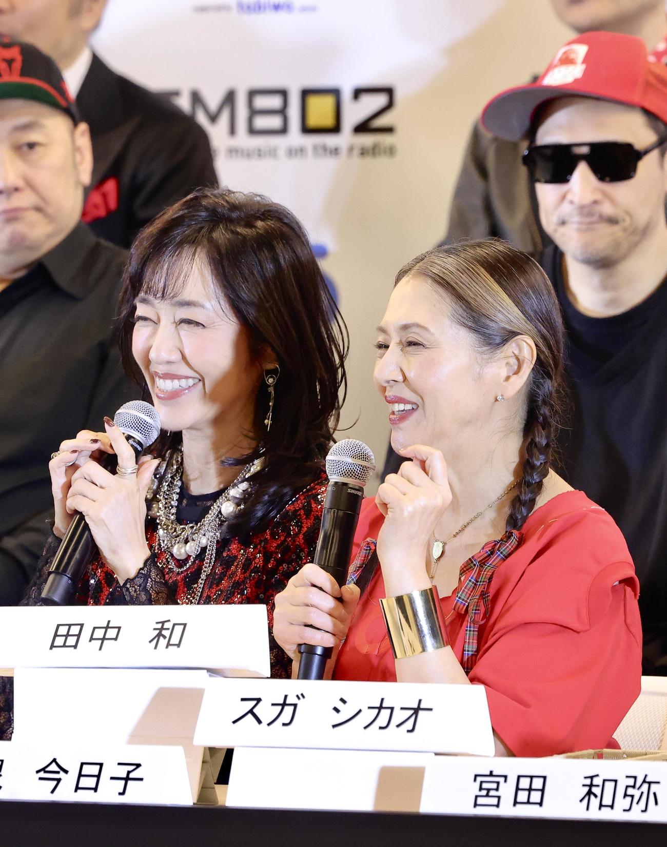笑顔で記者の質問に答える早見優（左）と小泉今日子（撮影・河田真司）