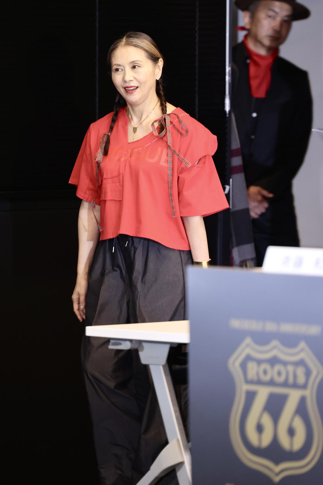 入場する小泉今日子（撮影・河田真司）