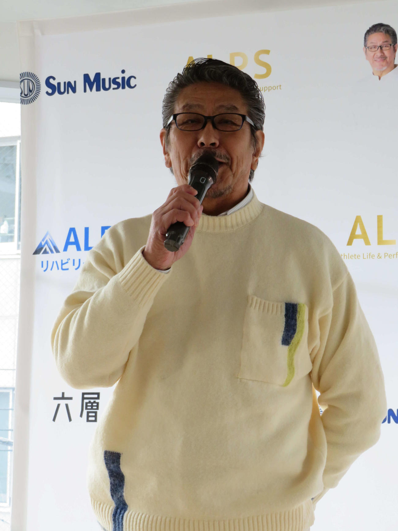 慰問プロジェクト「笑顔を届ける　慰問の旅」を4月から全国展開すると発表した野村将希（撮影・村上幸将）