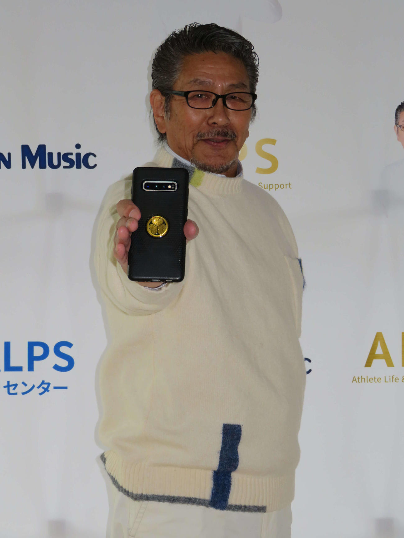 慰問プロジェクト「笑顔を届ける　慰問の旅」を4月から全国展開すると発表した野村将希（撮影・村上幸将）