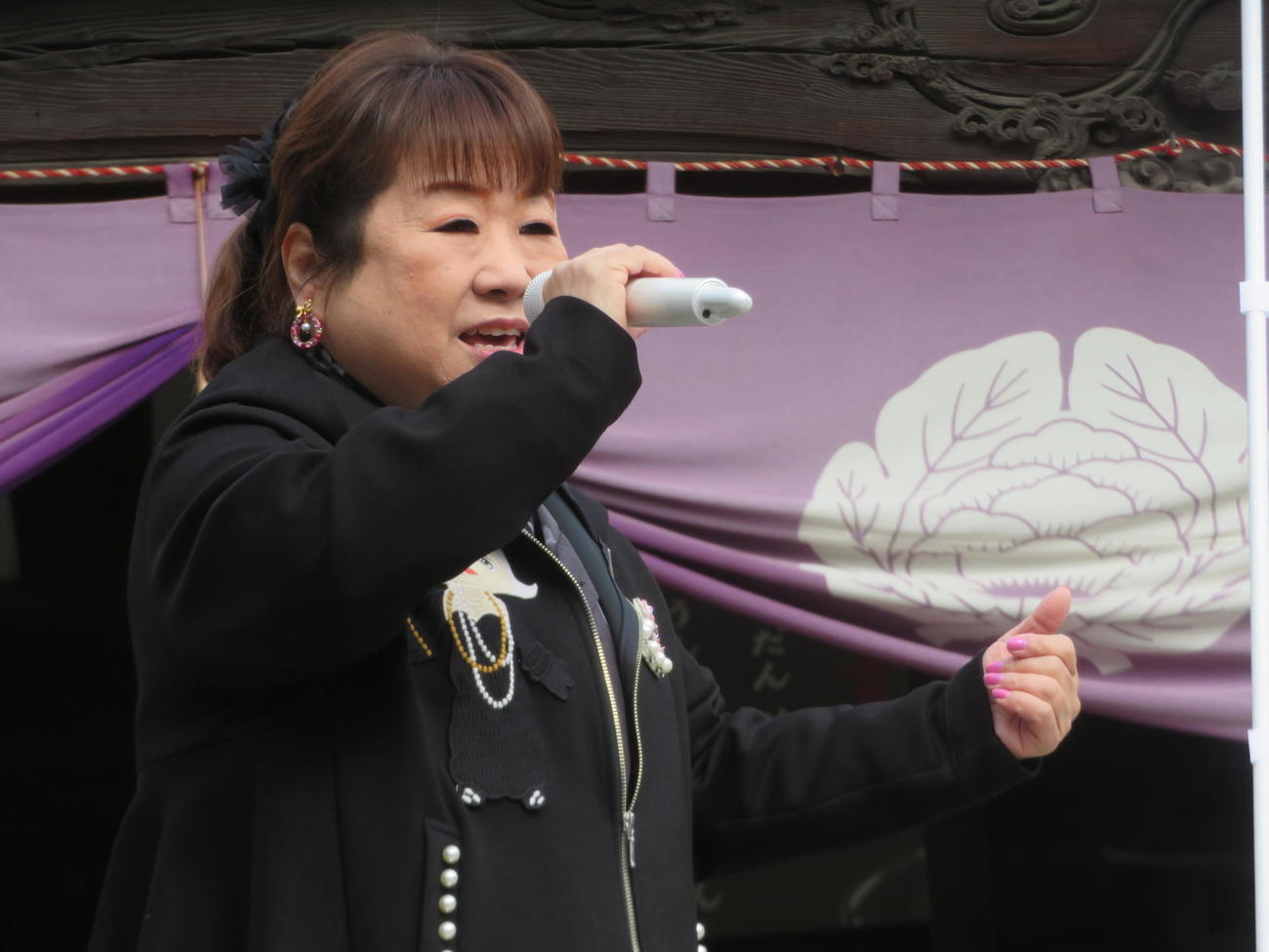 深川不動堂で新曲「旅路」を歌唱する天童よしみ（撮影・川田和博）