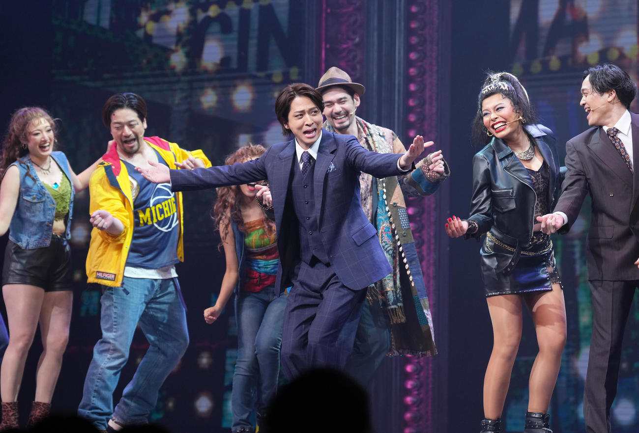 ゲネプロのカーテンコールに臨む寺西拓人（中央）ら（撮影・足立雅史）