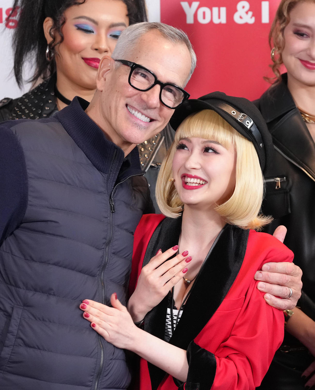 取材で笑顔を見せる演出・振付のジェリー・ミッチェル氏（左）と星風まどか（撮影・足立雅史）