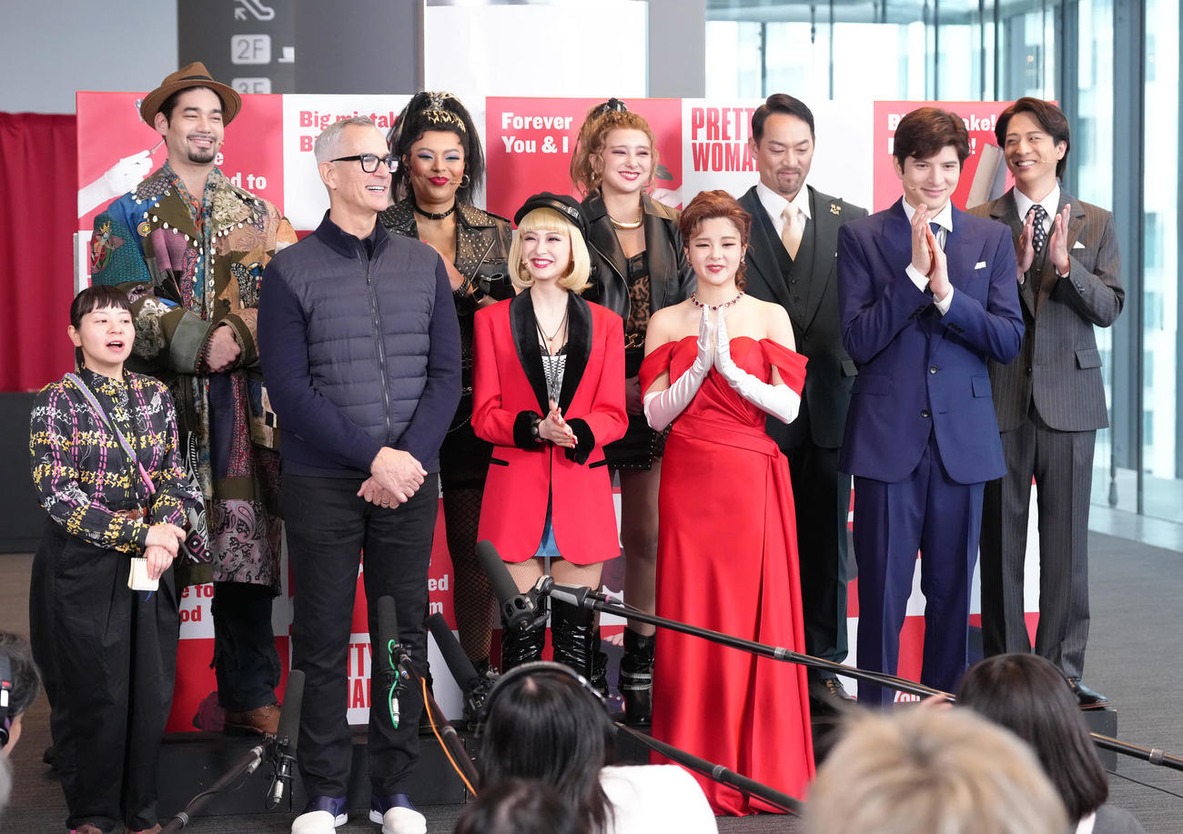 取材に応じる、前列左から1人おいて演出・振付のジェリー・ミッチェル氏、星風まどか、田村芽実、城田優、後列左からspi、エリアンナ、石田ニコル、福井晶一、寺西拓人（撮影・足立雅史）