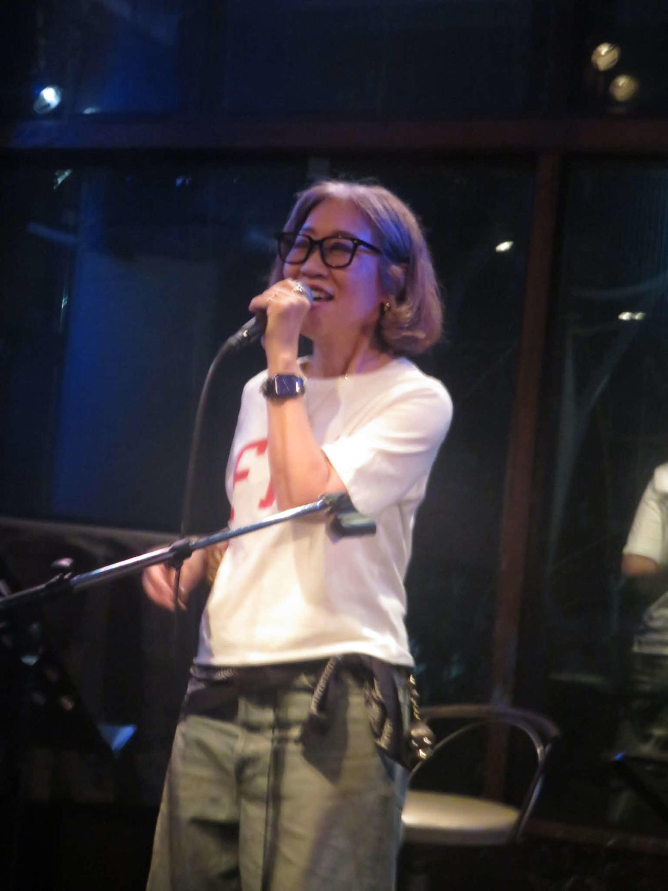 熱唱する池沢理美氏