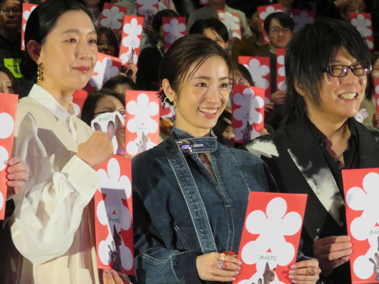 「ズートピア2」超メガヒット御礼舞台あいさつに登壇した、左から江口のりこ、上戸彩、森川智之