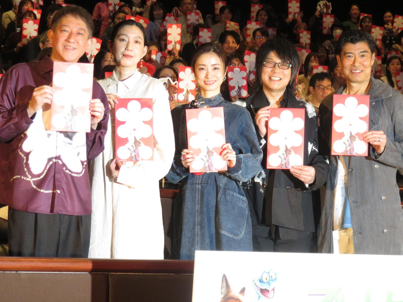 「ズートピア2」超メガヒット御礼舞台あいさつに登壇した、左からサバンナ高橋茂雄、江口のりこ、上戸彩、森川智之、髙嶋政宏