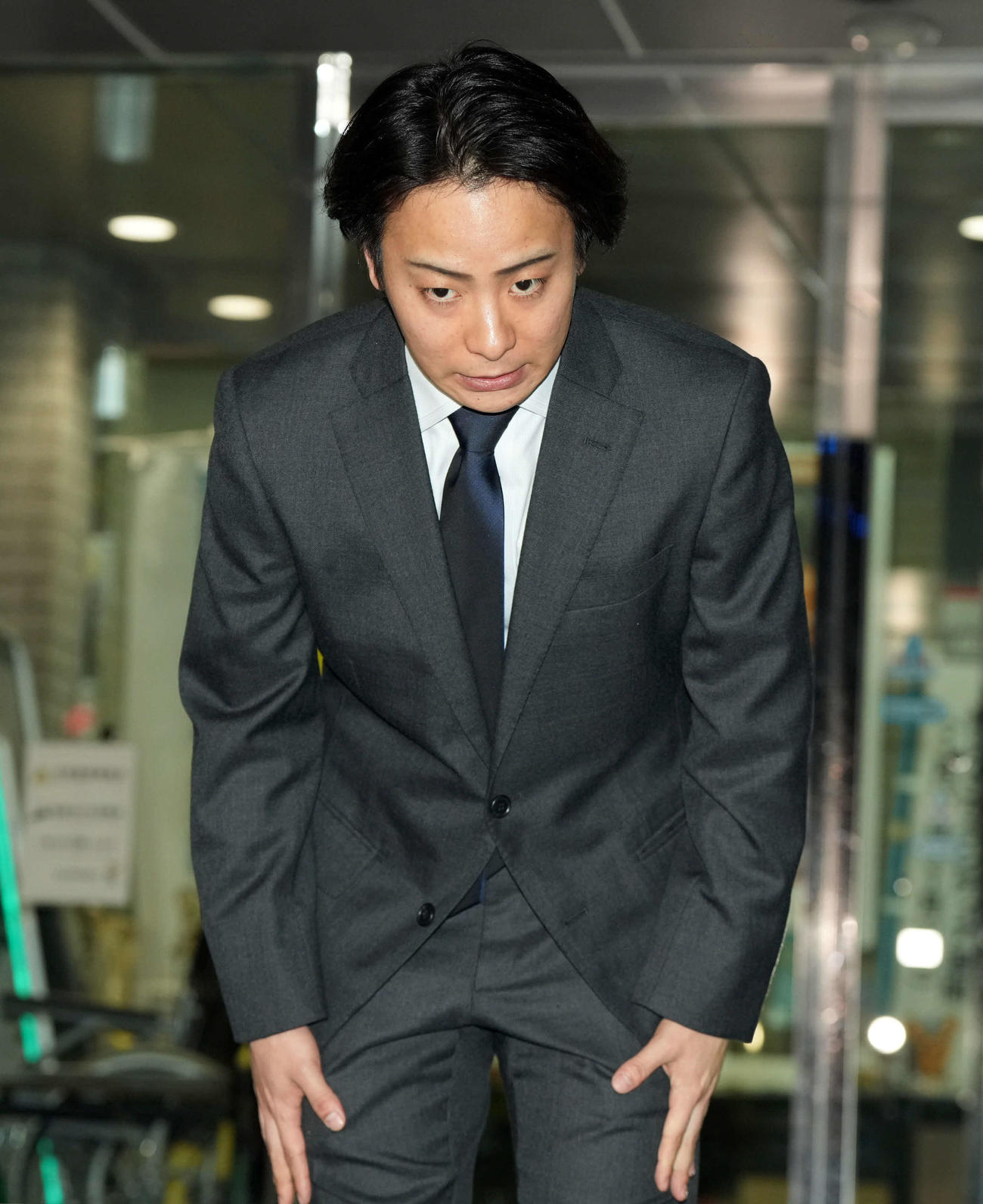 2025年1月19日、釈放され一礼する中村鶴松
