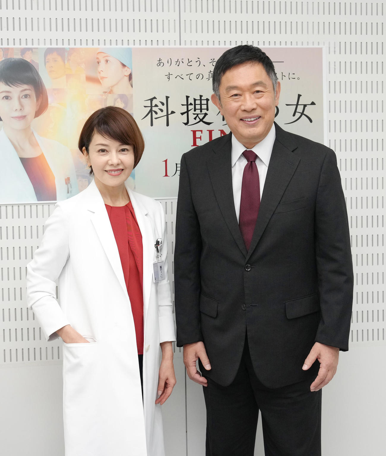 笑顔を見せる沢口靖子（左）と内藤剛志（撮影・足立雅史）