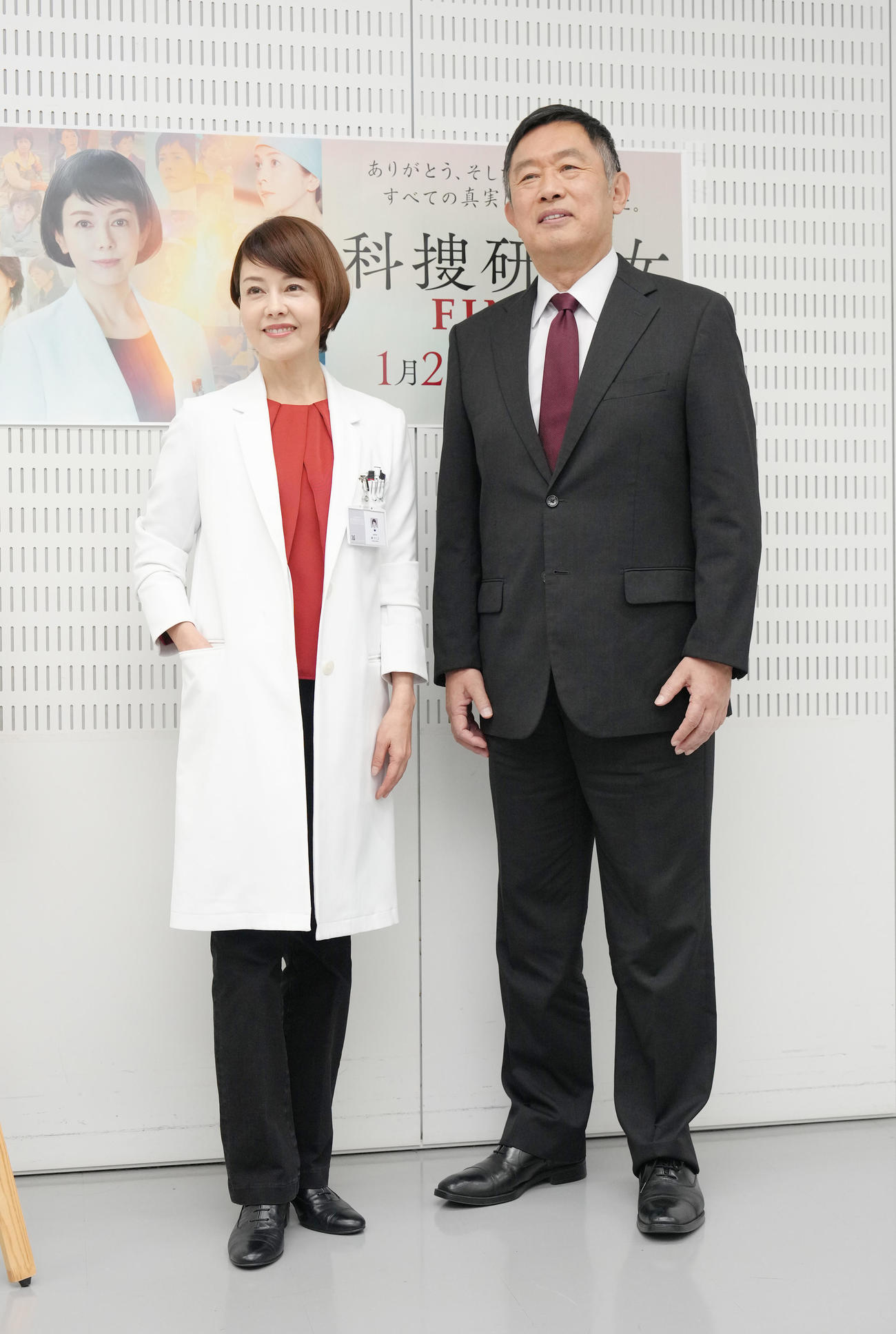 笑顔を見せる沢口靖子（左）と内藤剛志（撮影・足立雅史）