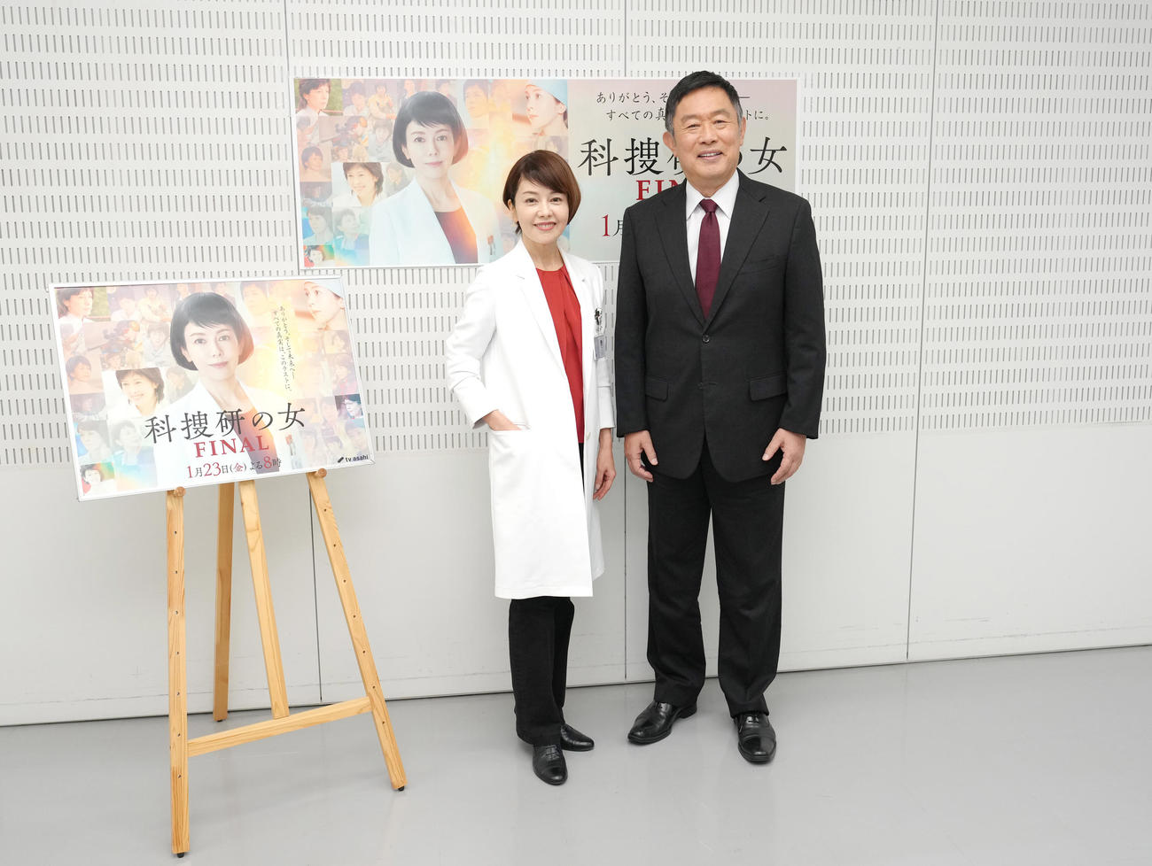 笑顔を見せる沢口靖子（左）と内藤剛志（撮影・足立雅史）