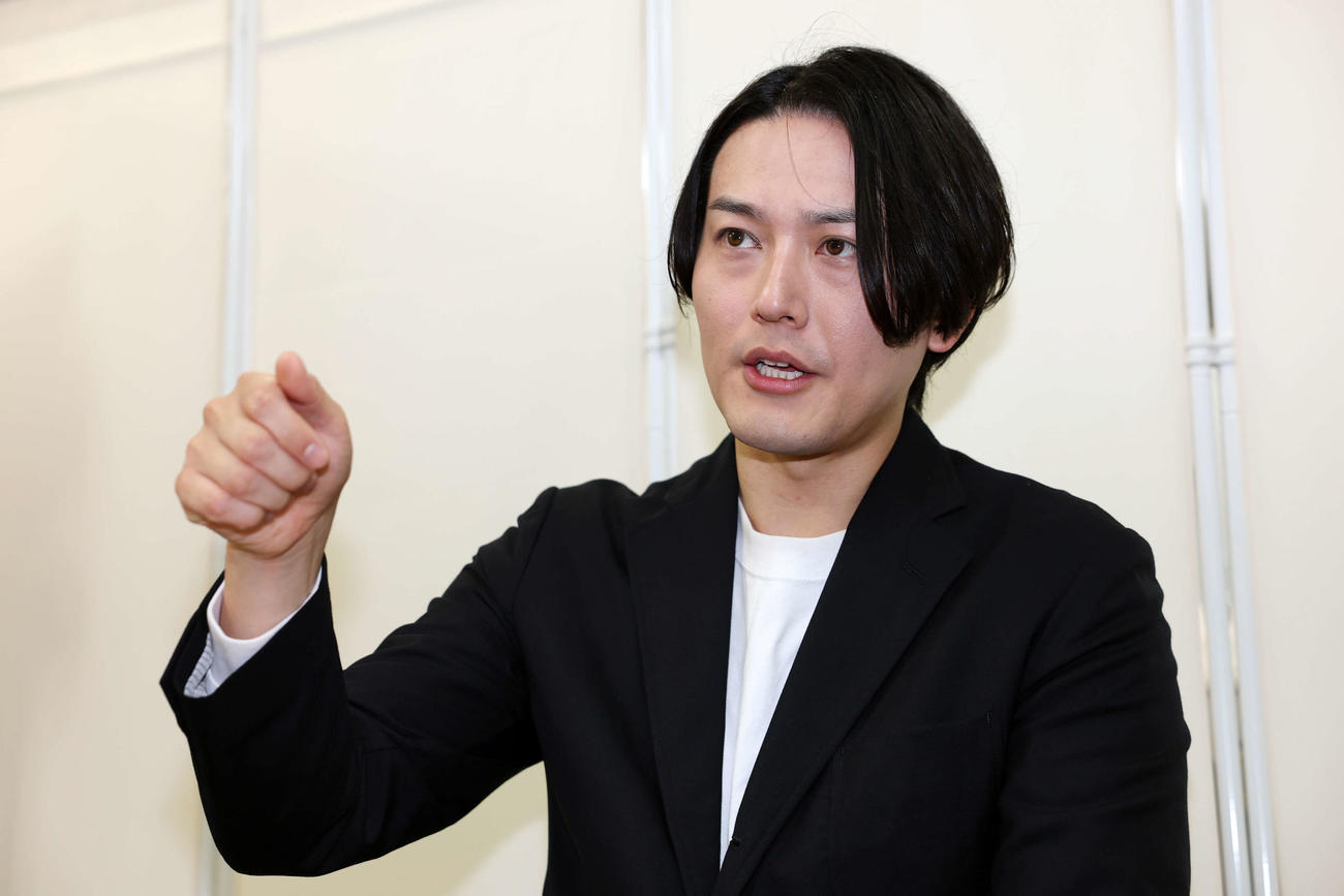 映画「怪獣天国」で主演を務める蕨野友也（撮影・宮地輝）