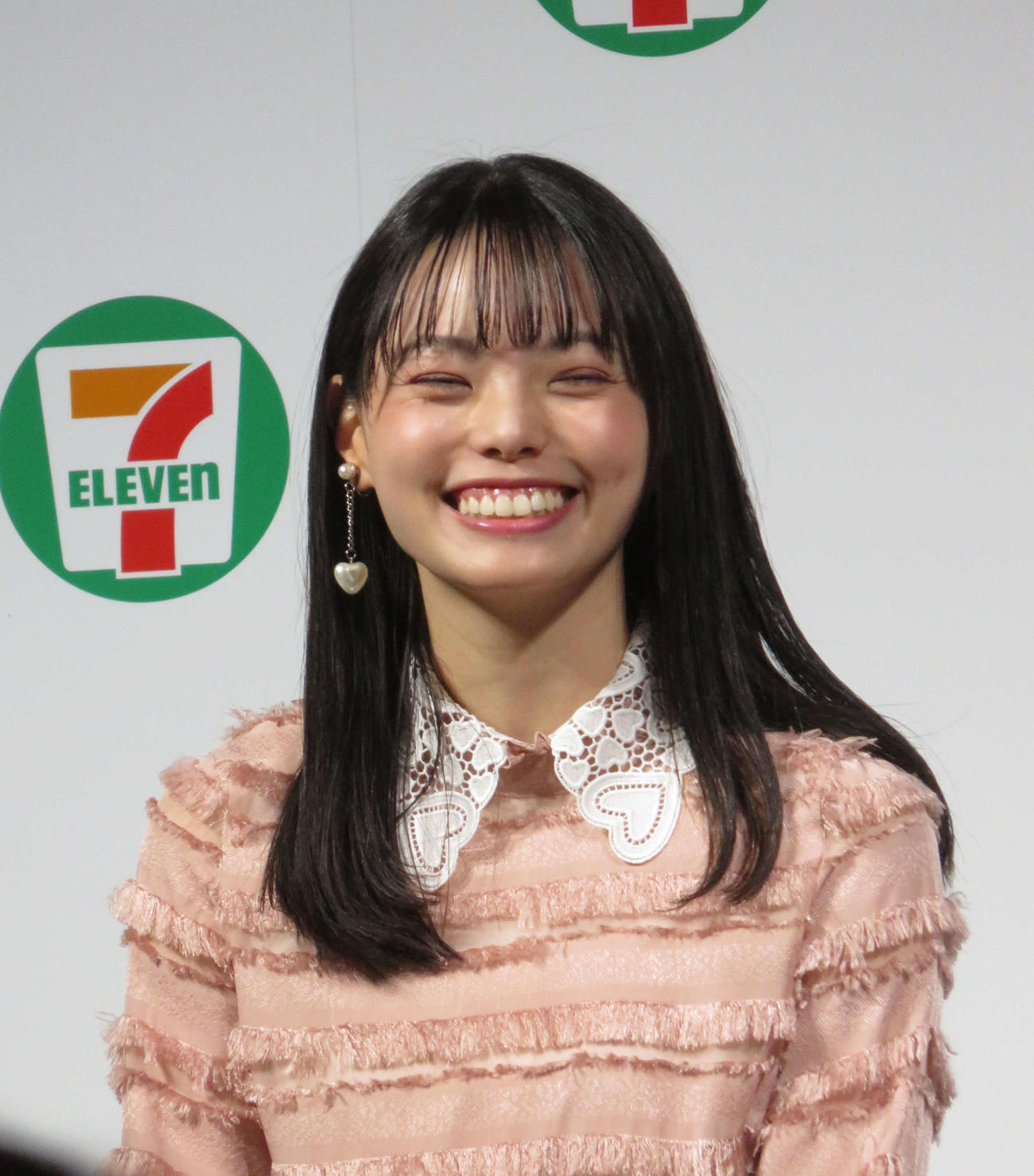 「セブン－イレブン・ジャパン　新スイーツ発表会」に登壇したぼる塾のきりやはるか
