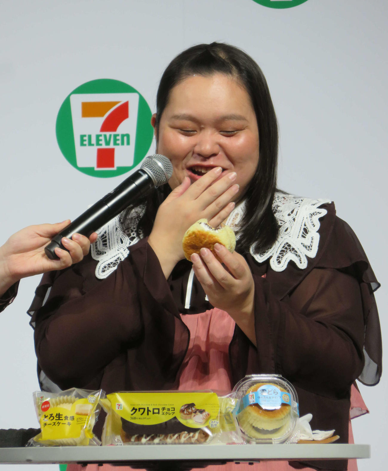 「セブン－イレブン・ジャパン　新スイーツ発表会」に登壇したぼる塾の田辺智加