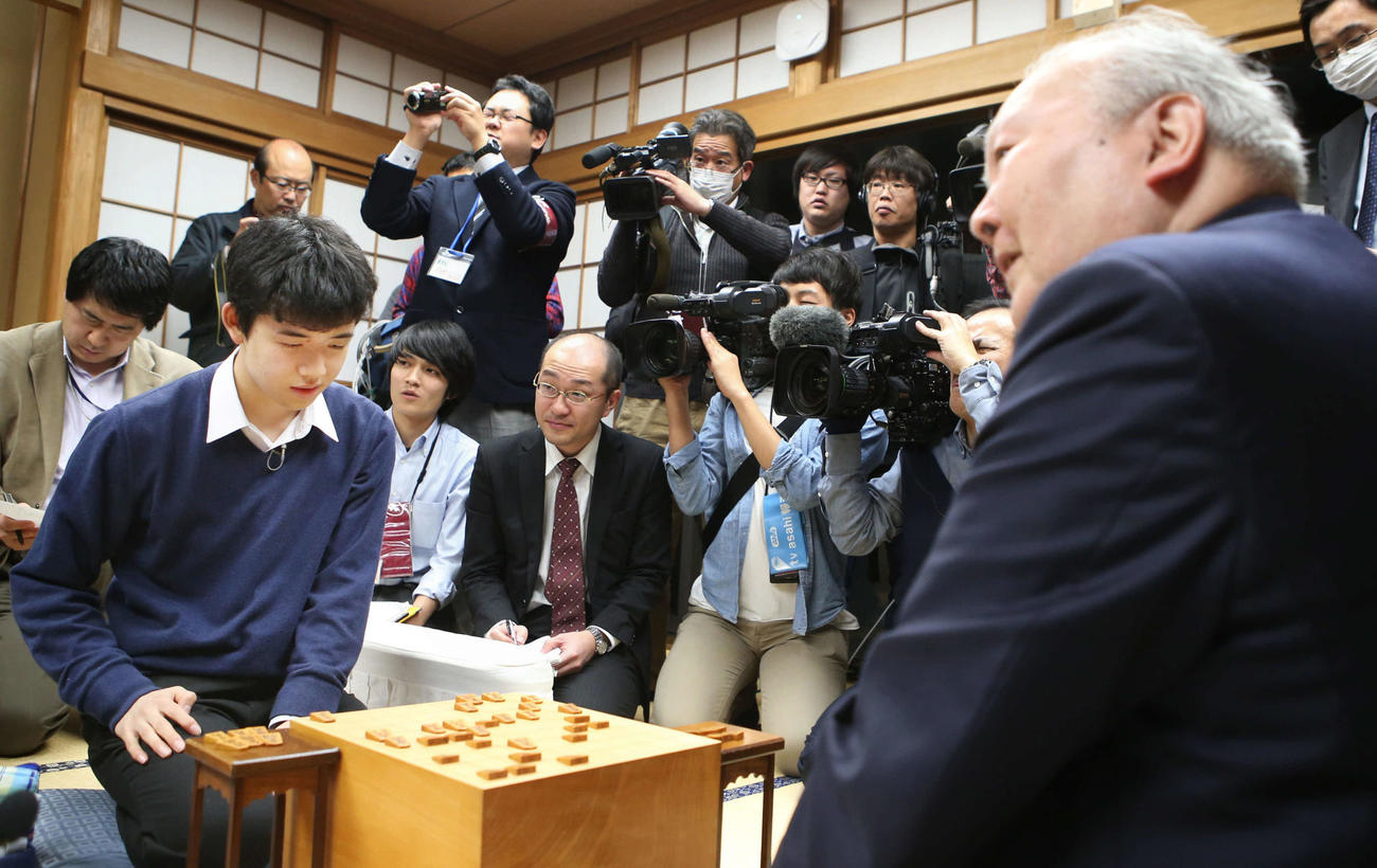 加藤一二三・9段（手前）を破り、感想戦をする藤井聡太4段