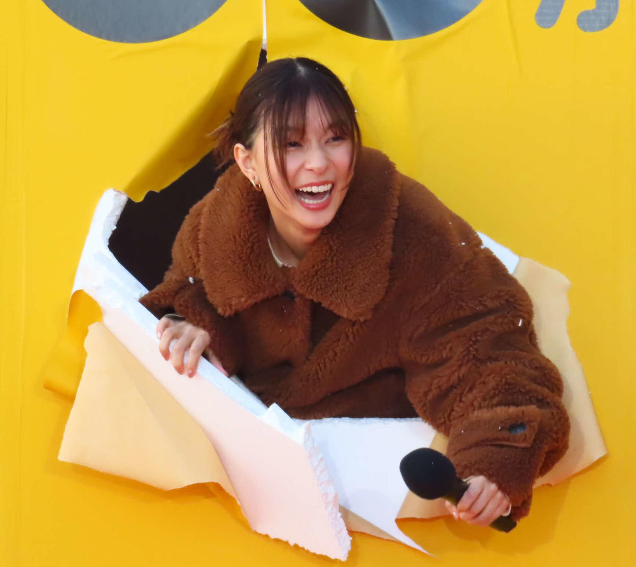 「私がビーバーになる時」メイベル役声優発表イベントで、壁を突き破って登場する芳根京子