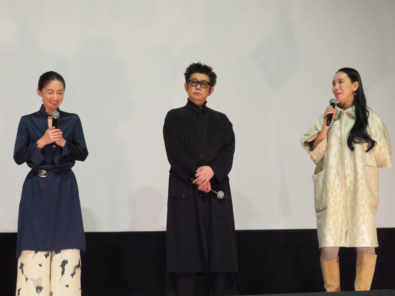 映画「たしかにあった幻」完成披露上映会に登壇した、左から尾野真千子、永瀬正敏、河瀨直美監督（撮影・村上幸将）