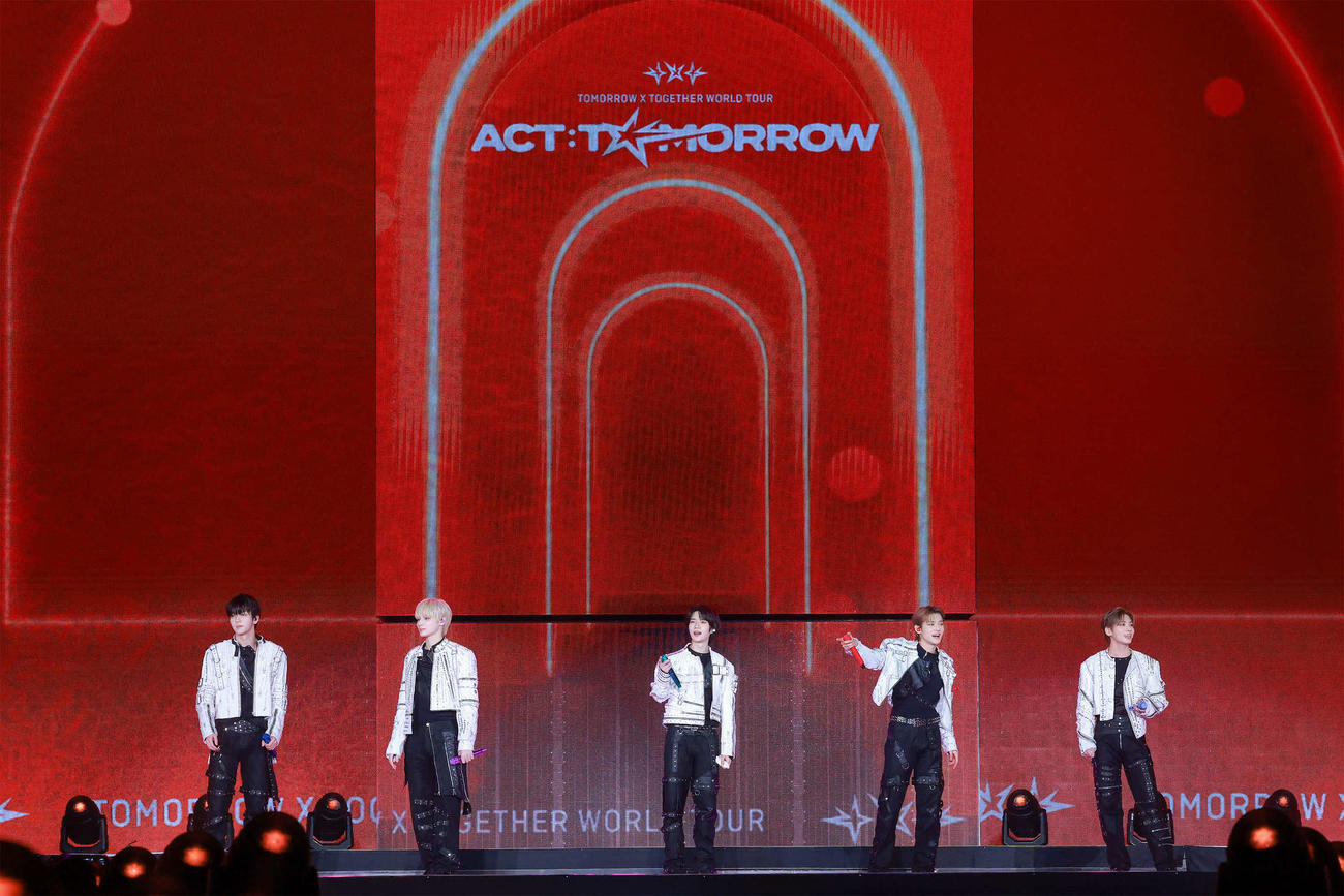 「TOMORROW X TOGETHER WORLD TOUR〈ACT：TOMORROW〉IN JAPAN」東京公演でパフォーマンスするTOMORROW X TOGETHER。左からSOOBIN、HUENINGKAI、BEOMGYU、YEONJUN、TAEHYUN（（P）＆（C）BIGHIT MUSIC）