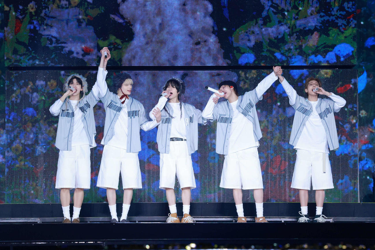 「TOMORROW X TOGETHER WORLD TOUR〈ACT：TOMORROW〉IN JAPAN」東京公演でパフォーマンスするTOMORROW X TOGETHER。左からSOOBIN、HUENINGKAI、BEOMGYU、YEONJUN、TAEHYUN（（P）＆（C）BIGHIT MUSIC）