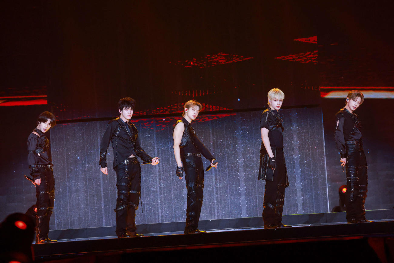 「TOMORROW X TOGETHER WORLD TOUR〈ACT：TOMORROW〉IN JAPAN」東京公演でパフォーマンスするTOMORROW X TOGETHER。左からBEOMGYU、SOOBIN、YEONJUN、HUENINGKAI、TAEHYUN（（P）＆（C）BIGHIT MUSIC）