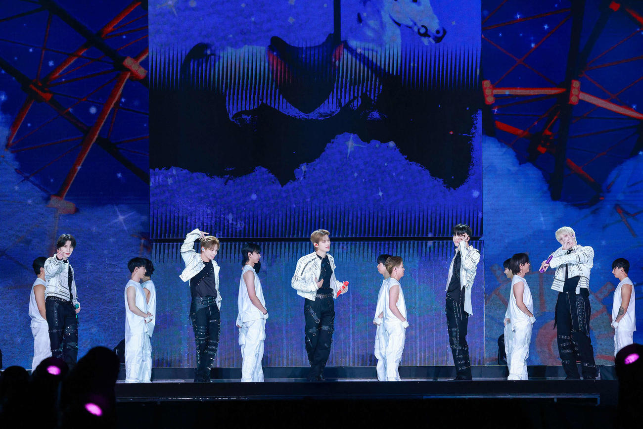 パフォーマンスするTOMORROW X TOGETHER（（P）＆（C）BIGHIT MUSIC）