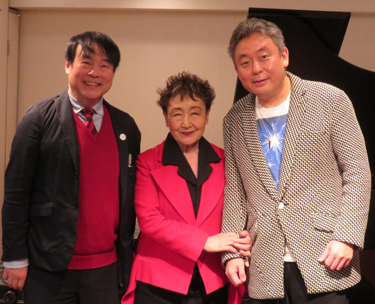 安田講堂で行われるコンサートについて語った加藤登紀子（中央）と東大同窓生オーケストラのコンサートマスター長谷川泰氏（左）、ピアニスト横山幸雄氏