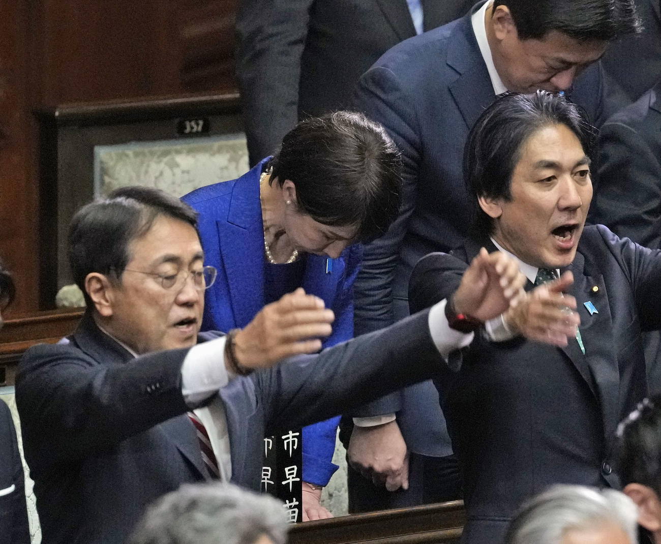 衆院が解散され、一礼する高市首相＝23日午後1時4分、衆院本会議場（共同）