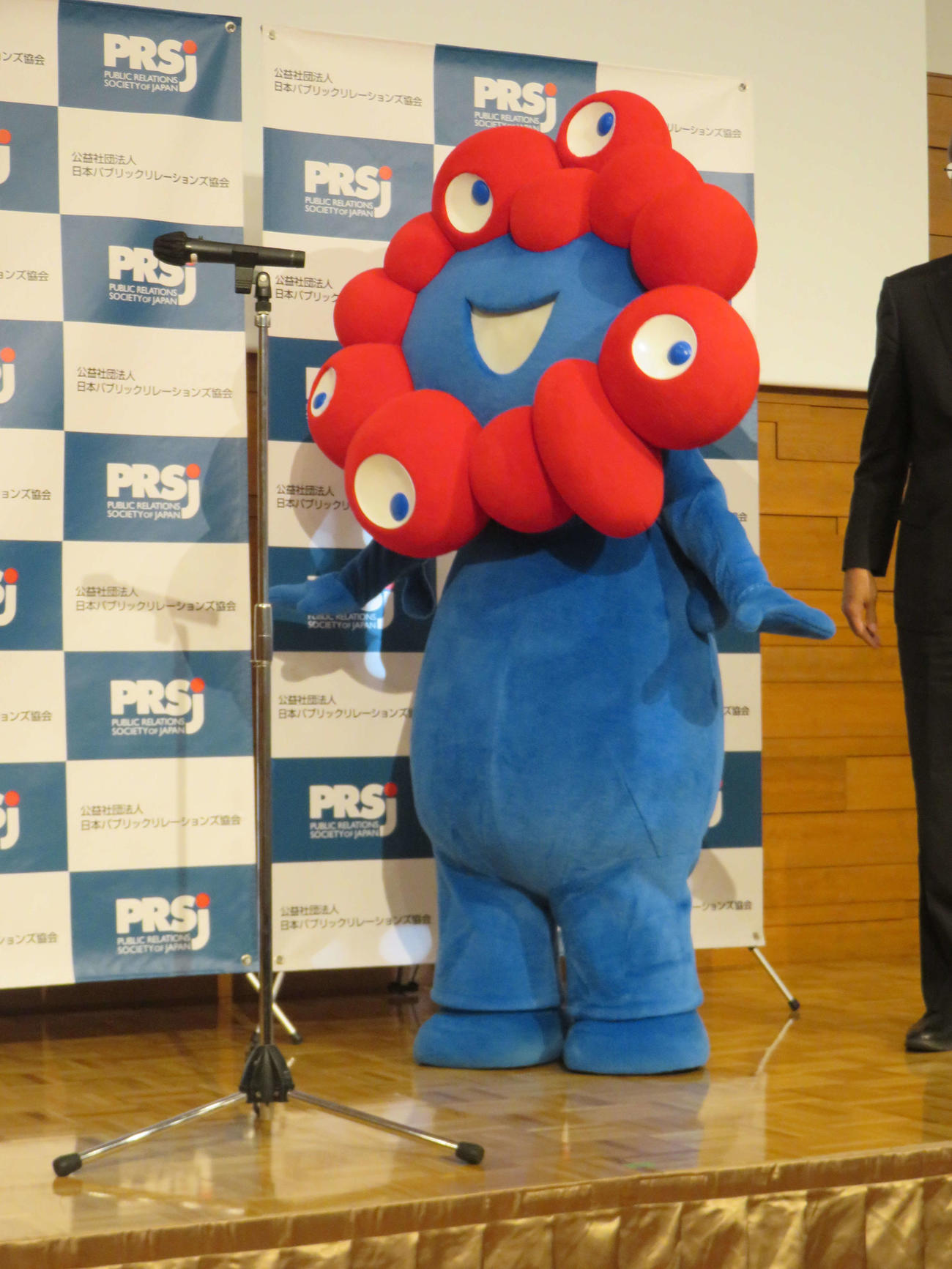2025年度日本PR大賞でパーソン・オブ・ザ・イヤーを受賞したミャクミャク