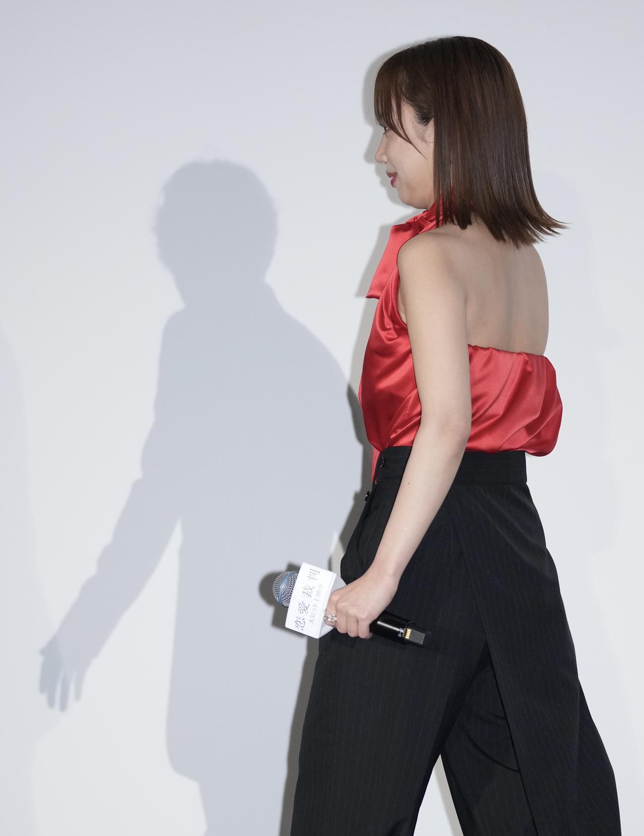 映画「恋愛裁判」初日舞台あいさつを終え降壇する齊藤京子（撮影・垰建太）