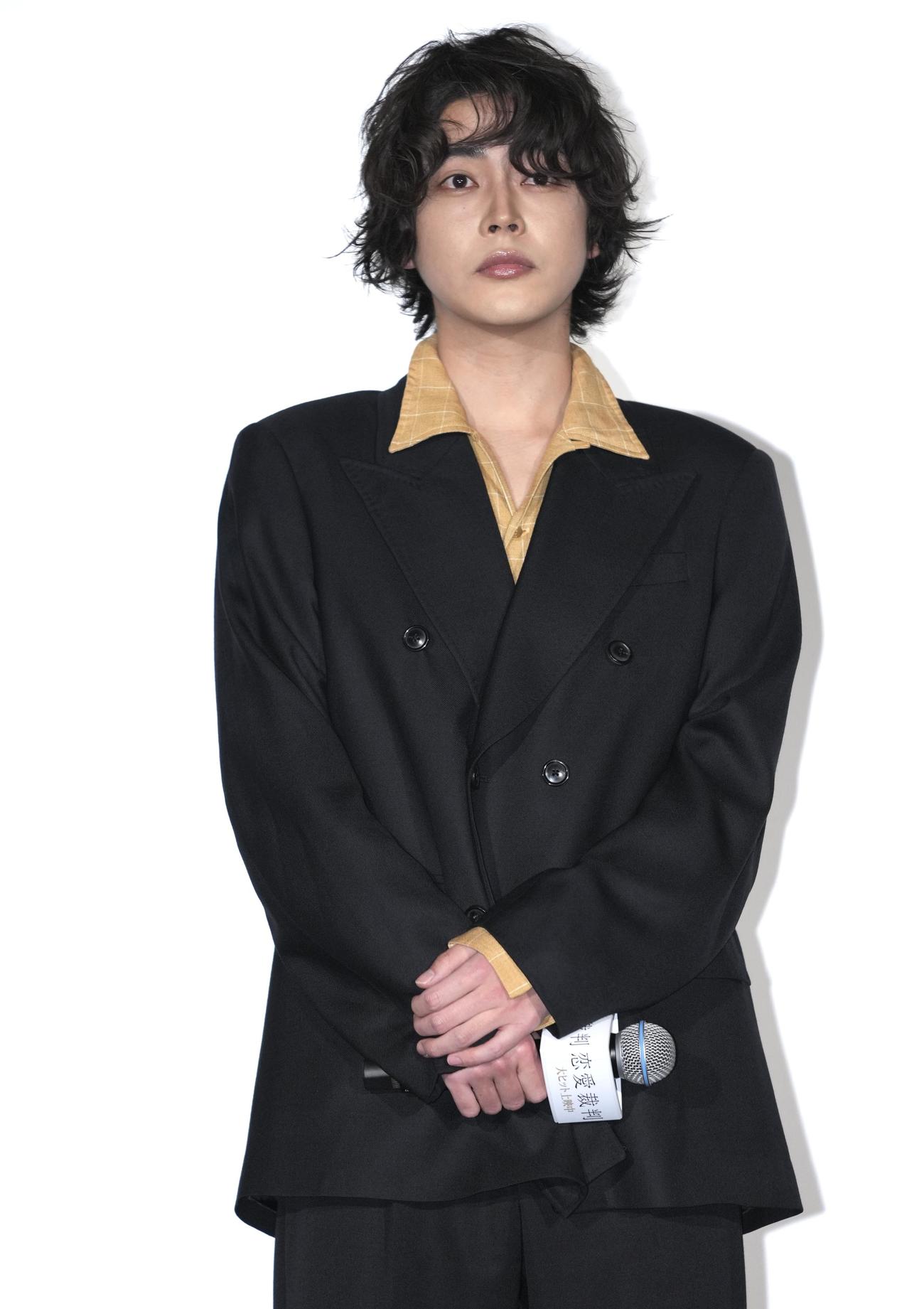映画「恋愛裁判」初日舞台あいさつに登壇する倉悠貴（撮影・垰建太）