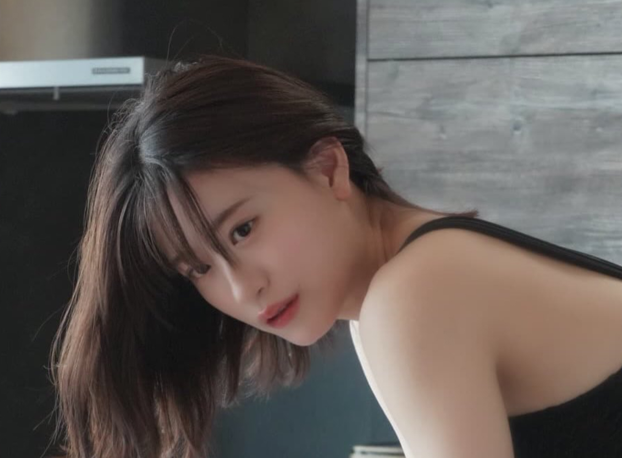 黒いワンピース水着姿の上西怜（上西怜のインスタグラムから）