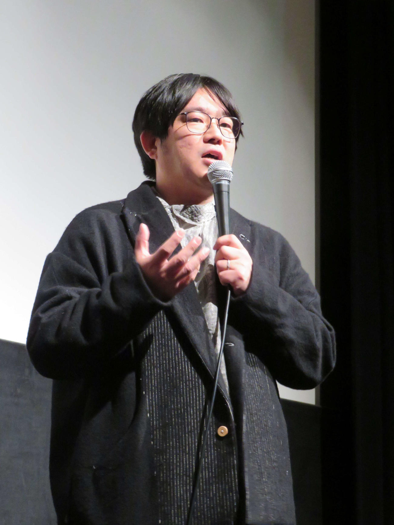 映画「黒の牛」初日舞台あいさつに登壇した蔦哲一朗監督（撮影・村上幸将）