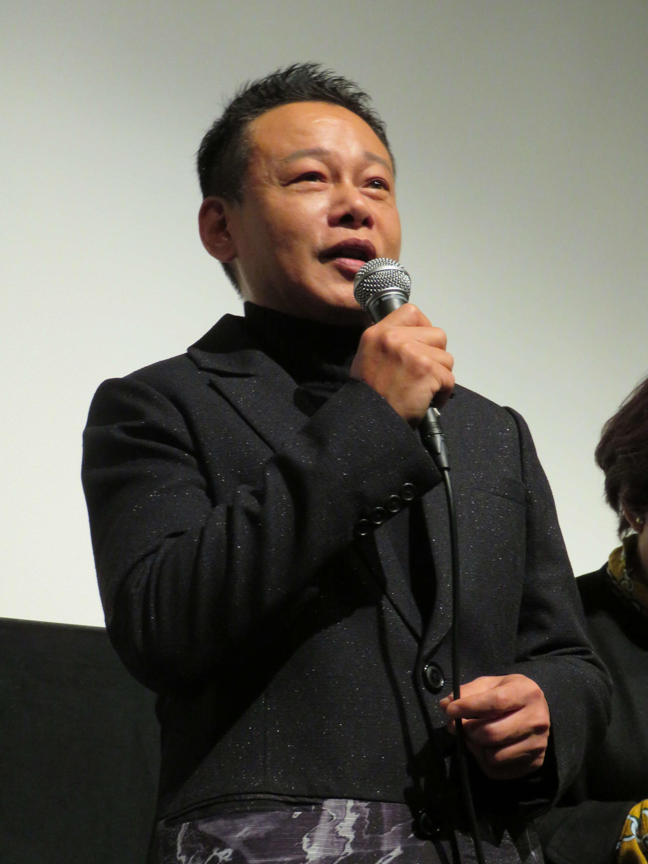 映画「黒の牛」初日舞台あいさつに登壇したリー・カンション（撮影・村上幸将）