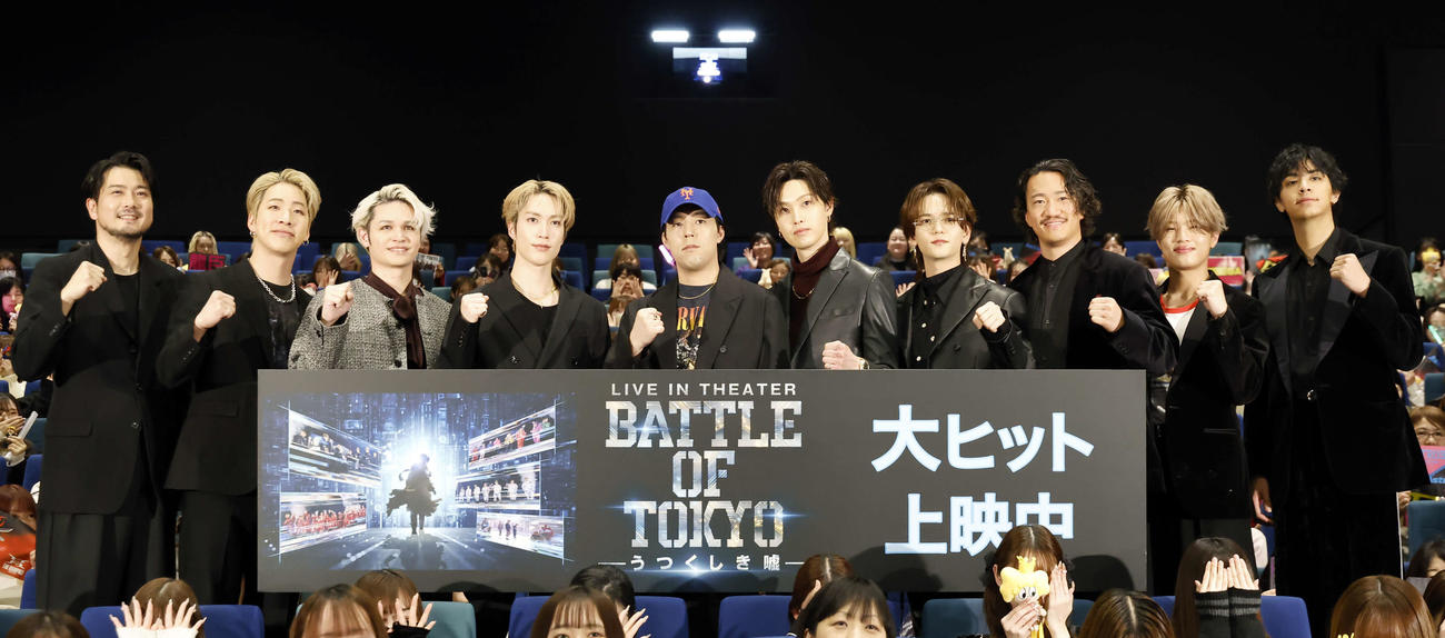 映画「LIVE IN THEATER『BATTLE OF TOKYO－うつくしき嘘－』」公開記念舞台あいさつでフォトセッションを行った登壇者、左から平沼紀久監督、陣、与那嶺瑠唯、藤原樹、世界、堀夏喜、中島颯太、剣、半田龍臣、WEESA（撮影・山本朝陽）